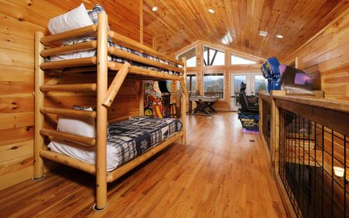 1 dormitorio con literas en una cabaña de madera en Carsons Place, en Gatlinburg