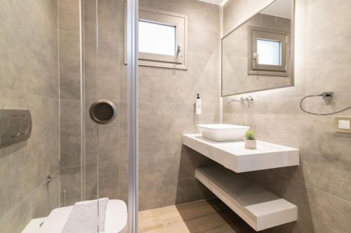 Imagen de la galería de Sea View Suites - Plaka Beach Resort, en Vasilikos