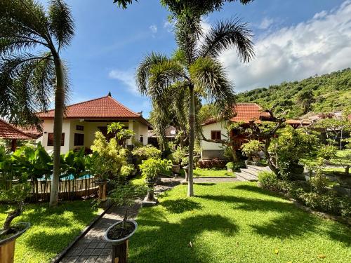 Taman di luar Di Abian Villas