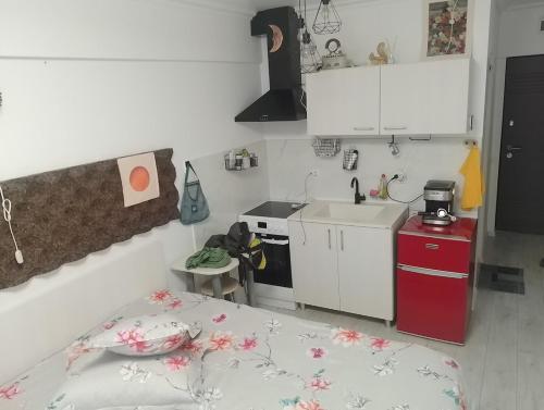 Η κουζίνα ή μικρή κουζίνα στο 1 Small Studio, self check in
