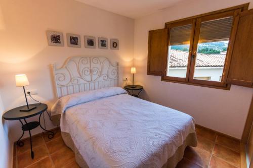 a bedroom with a white bed and a window at Lo Planet in Beceite