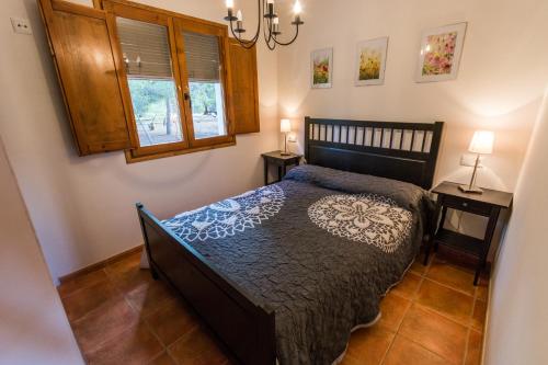 1 dormitorio con cama y ventana en Lo Planet, en Beceite