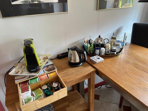 Příslušenství pro přípravu čaje a kávy v ubytování B&B op Landgoed Koepeltjesplaats