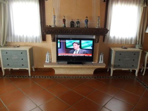 Televisyen dan/atau pusat hiburan di Elegante Appartamento vista mare I Delfini di Cala del Faro Porto Cervo Cala Granu