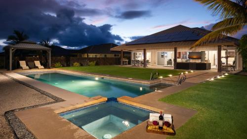 ADVENTURE AWAITS Fun 4BR Ainamalu Home with Private Poolの敷地内または近くにあるプール