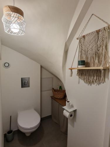 Maison familiale avec Jacuzzi في بورتيراني: حمام أبيض مع مرحاض ومغسلة