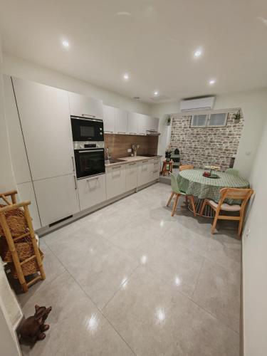 Maison familiale avec Jacuzzi في بورتيراني: مطبخ مع طاولة وموقد الفرن العلوي