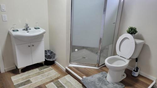 Ένα μπάνιο στο 4th Street Studio By Downtown and Airport