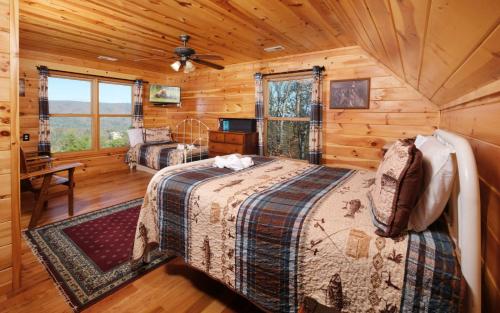 Un dormitorio con dos camas en una cabaña de madera. en Jacksons Cabin, en Sevierville