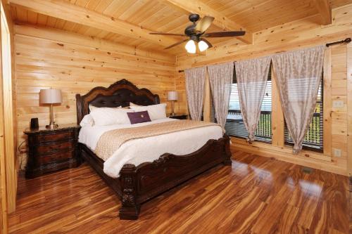 ein Schlafzimmer mit einem Bett und einem Deckenventilator in der Unterkunft Swept Away in Gatlinburg