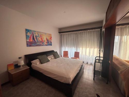 una camera da letto con un letto e una grande finestra di Casa Marilia a Livorno