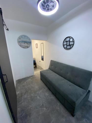 a living room with a green couch in a room at DGM Lofts GPE 8 cerca stadium Rayados MTY in Monterrey