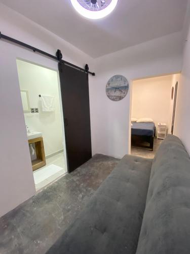 a living room with a couch and a bedroom at DGM Lofts GPE 8 cerca stadium Rayados MTY in Monterrey