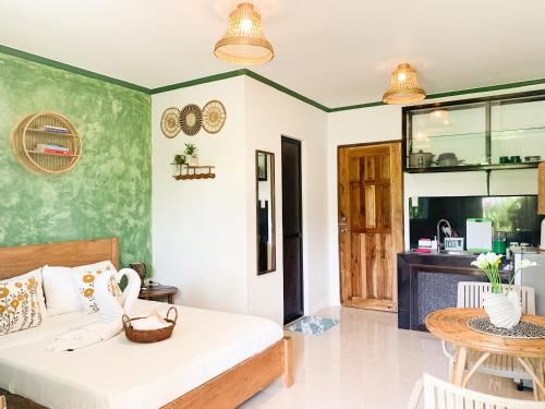 una sala de estar con una cama y una mesa en Lelija Apartment, en General Luna