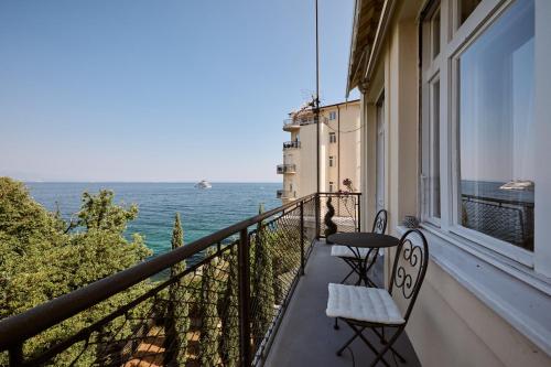 Leona Authentic Beachfront Villa 2BR APT