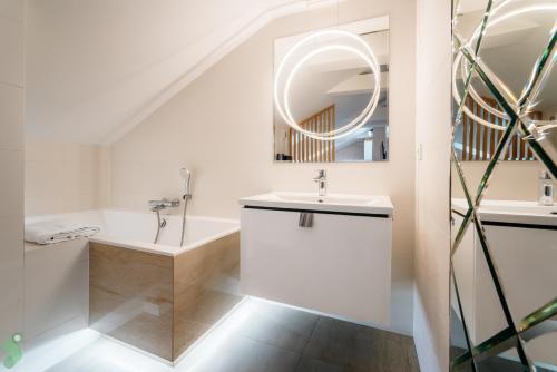 Ένα μπάνιο στο FAMILY NEST Premium 2 bedroom & Parking by stayly