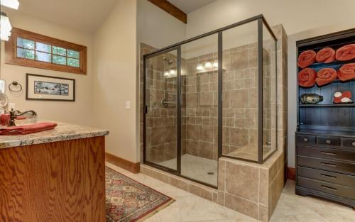 ein Badezimmer mit Dusche und Waschbecken in der Unterkunft Plummer Lodge - Relax on the porch at this luxury Big Canoe getaway in Jasper