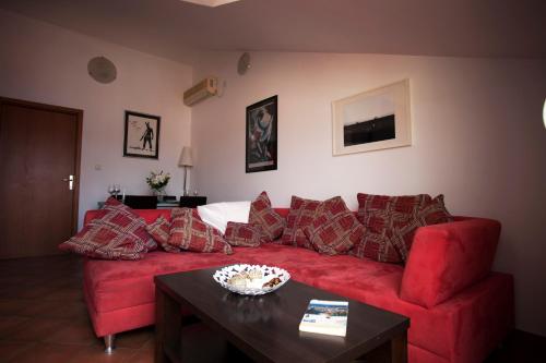 Penthouse Paulina - Large Sunny Terrace - Seaview - 250m to Beach and Restaurants - Free Parking - Trogir and Ciovo - 15 minutes to airport