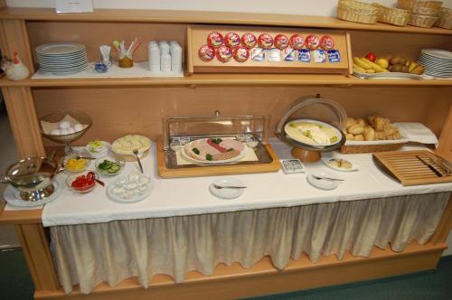 a buffet with food on a table in a kitchen at Hotel garni St. Marien in Naumburg
