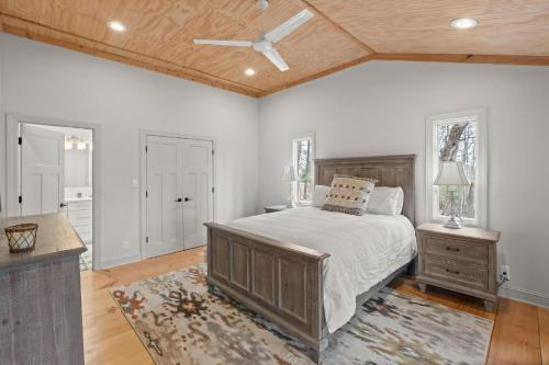 Postel nebo postele na pokoji v ubytování Home Sweet Gnome - Wooded serenity in Big Canoe