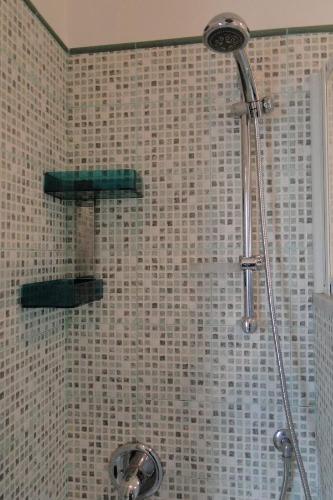 y baño con ducha y pared de azulejos. en lecasedimarco1, en La Spezia