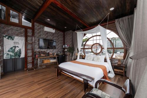 Postel nebo postele na pokoji v ubytování Jodi Dalat Hotel