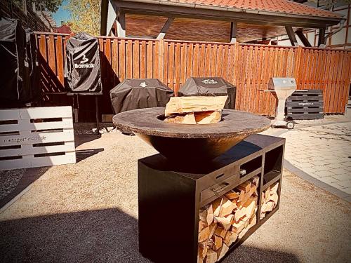 a fire pit in a patio with a grill at Pension im Fleischinstitut in Nottertal-Heilinger Höhen