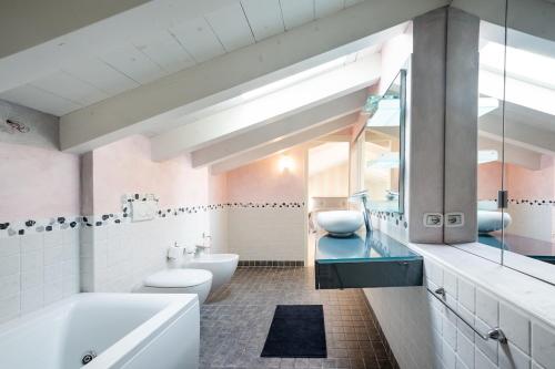 une salle de bain avec une baignoire, des toilettes et un lavabo dans l'établissement Luxury Villa on Garda Lake, à Soiano del Lago