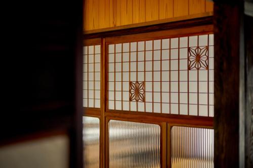 a glass door with a view of a window at 鞆猫庵 Tomo Nyahn in Fukuyama