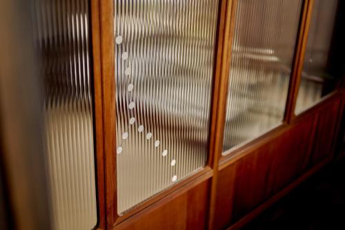 a close up of a glass window with a view at 鞆猫庵 Tomo Nyahn in Fukuyama