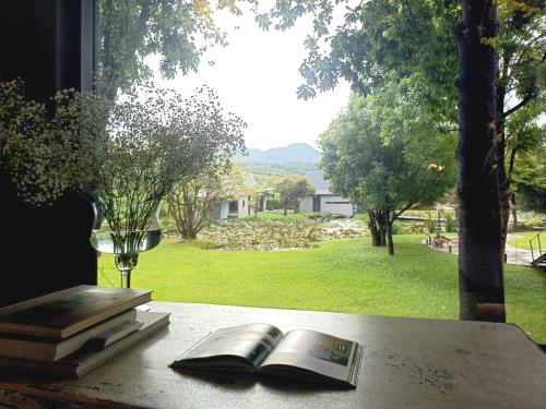 Ein Garten an der Unterkunft Chompor MaeWang ฌอมภอ