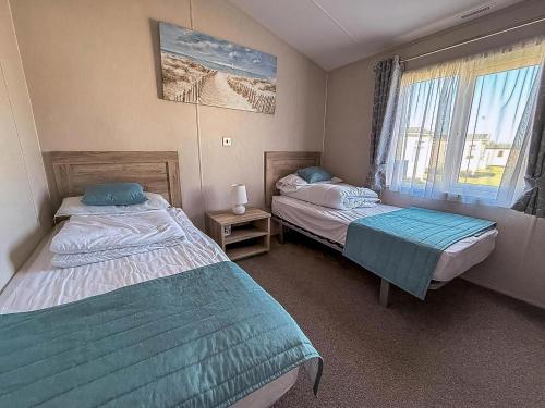 Postel nebo postele na pokoji v ubytování Stunning 6 Berth Lodge With Full Sea Views In Suffolk Ref 68007Cr