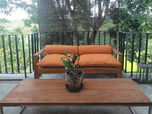 Ein Balkon oder eine Terrasse in der Unterkunft Chompor MaeWang ฌอมภอ