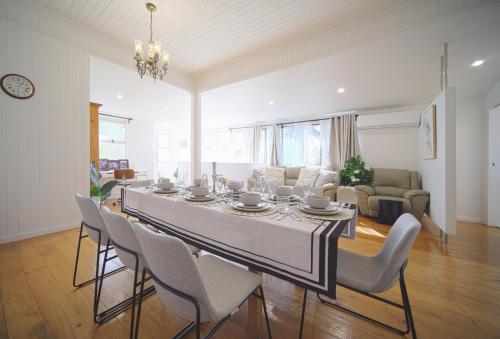 Χώρος καθιστικού στο Charming Retro Retreat with Cozy Nights and Sweet Treats close to PA