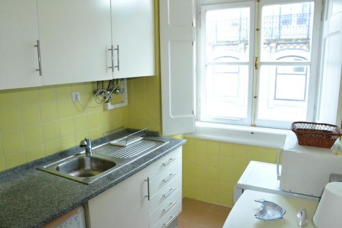 una piccola cucina con lavandino e finestra di Fantastic Downtown New Apartment a Lisbona