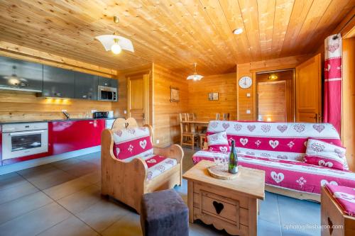 un salon avec un canapé et une cuisine dans l'établissement Chalet de Pont-Peyron La Marmotte, à Orcières