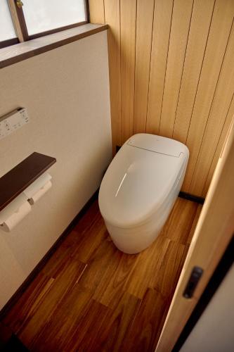 a bathroom with a white toilet in a room at 海月 うみづき in Tomo