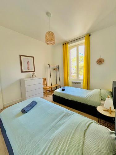 une chambre avec deux lits et une fenêtre dans l'établissement T3 Lumineux Proche de la Mer avec Place de Parking, à Dinard