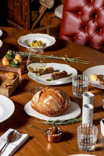 a table with plates of food and glasses of wine at Locanda Mammi in Agnone