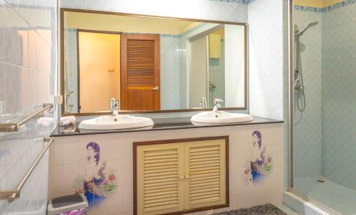 Ένα μπάνιο στο 5 BR Villa w Pool - Old City 7 Min Walk - Family Friendly - Ping-Pong Table