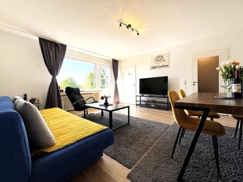 エッセンにあるChillCouture Chillen an der Zeche Zollverein, Chilling at Zeche Zollverein close to downtownの青いソファとテーブルのあるリビングルーム