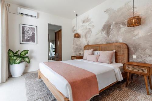 Ένα ή περισσότερα κρεβάτια σε δωμάτιο στο 1BR Villa with Private Pool & Stylish Wood Accents