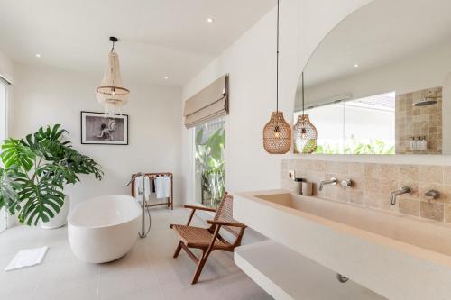 Ένα μπάνιο στο 1BR Villa with Private Pool & Stylish Wood Accents