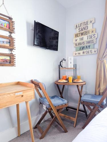 TV a/nebo společenská místnost v ubytování Hendon Street En-suite Homestay Rooms Nr Beach & Walk to Cafes
