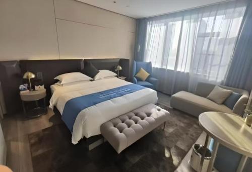 Postel nebo postele na pokoji v ubytování Echarm Plus International Hotel Hangzhou Binjiang XingGuang Avenue Pedestrian Street Branch