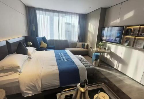 Postel nebo postele na pokoji v ubytování Echarm Plus International Hotel Hangzhou Binjiang XingGuang Avenue Pedestrian Street Branch
