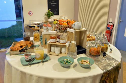 TheixにあるLa Villa des Golf.e.sの食べ物のビュッフェ付きテーブル