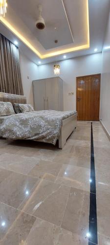 Postel nebo postele na pokoji v ubytování Tranquil 2BR Portion Gulistan e Joher BLK 14