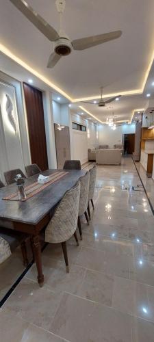 Kuchyň nebo kuchyňský kout v ubytování Tranquil 2BR Portion Gulistan e Joher BLK 14