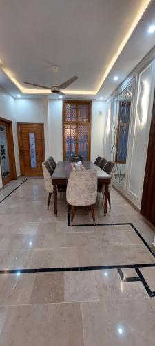 Fotografie z fotogalerie ubytování Tranquil 2BR Portion Gulistan e Joher BLK 14 v destinaci Karáčí